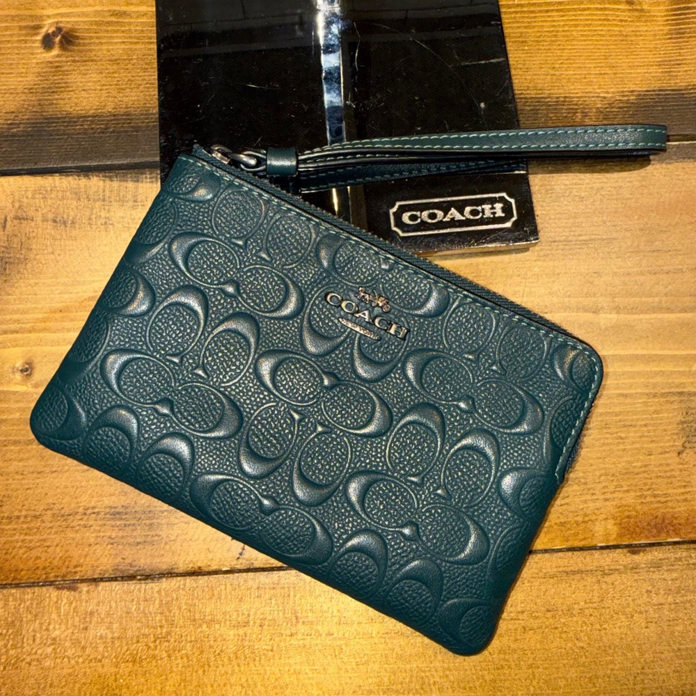 Coach 67555 Everglade Green Signature Debossed Leather Corner‎ Zip Wristlet